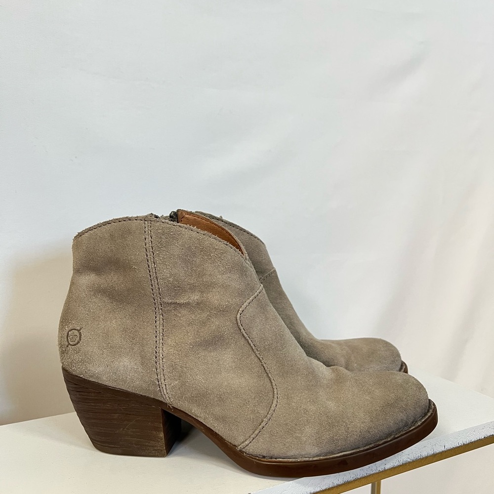 BORN Michel Suede Ankle Boots 8M Almond‎ Toe Side Zip Bootie Stone style d89722
